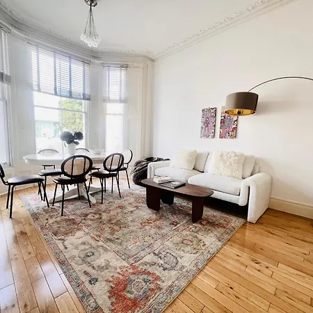 Stylish 2 Bedroom Notting Hill Superstar Apartment